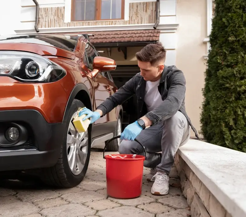 Lavage auto à domicile Saint-Cybardeaux : professionnel intervenant sur un véhicule